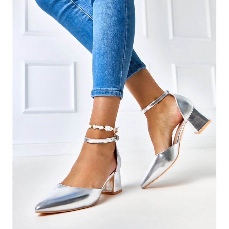 Srebrne pumpe na posta pričvršćene s kerisovim kockama srebro 2