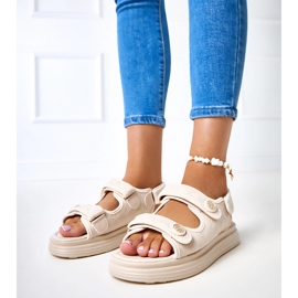 Bež sandale s podesivim remenima za bradu 1