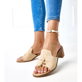 Bež flip -flops na ukrasu breze 2