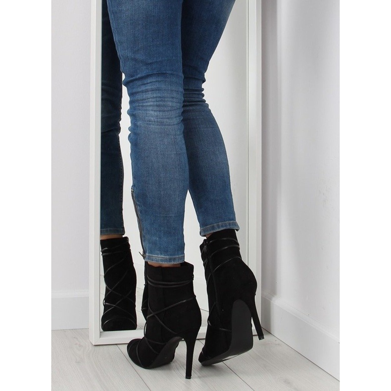 Crni antilop na visokoj potpetici crna 1