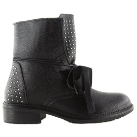 Radnici s baršunastom crnom mašnom 1