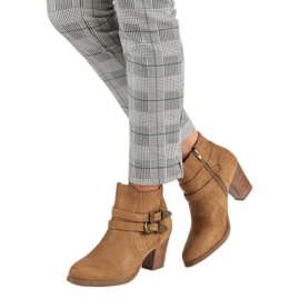 Corina Gležnjače od antilopa na stupu smeđa 1