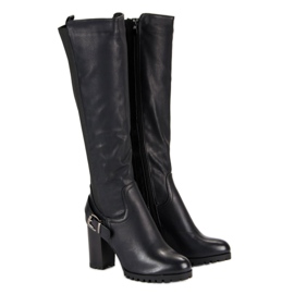 Odgovarajuće čizme na postu crna 1