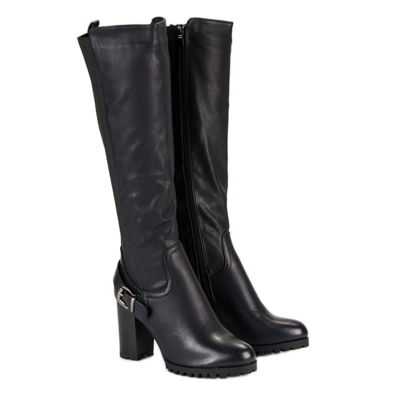 Odgovarajuće čizme na postu crna 1