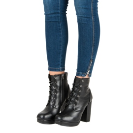 Small Swan Čizme na vezanje na postu crna 2