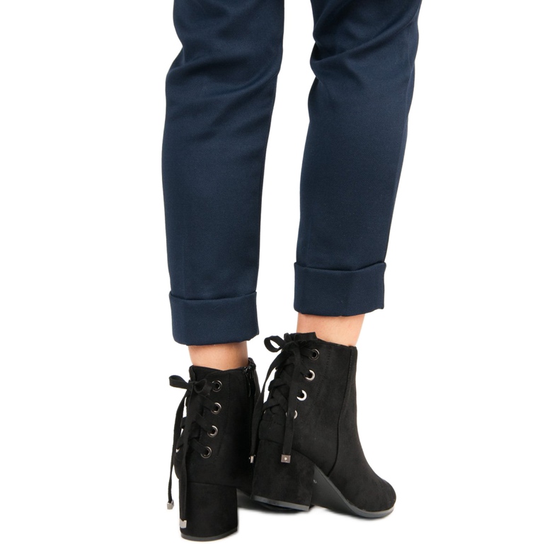 Ženske čizme s povezom crna 1