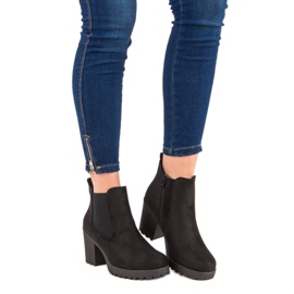 Ideal Shoes Čizme od antilopa Chelsea na platformi crno 1