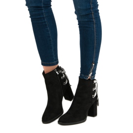 Ideal Shoes Modne čizme na postu crna 1
