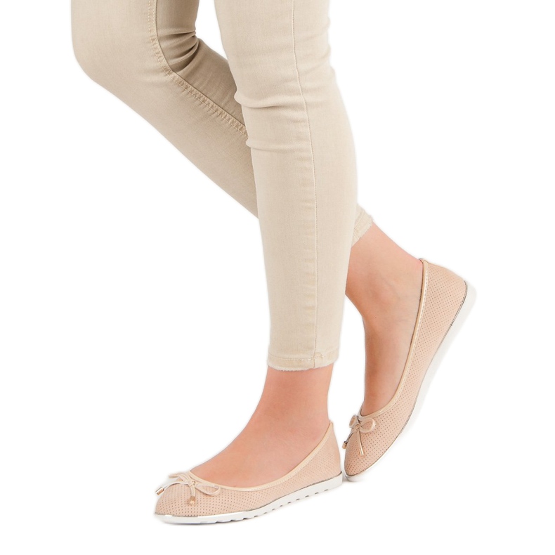 Small Swan Balerine bež boje 1