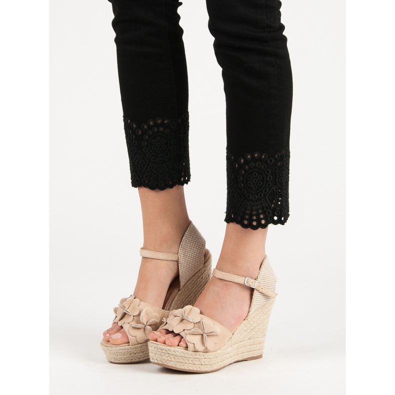 Top Shoes Bež sandale s cvijećem 2