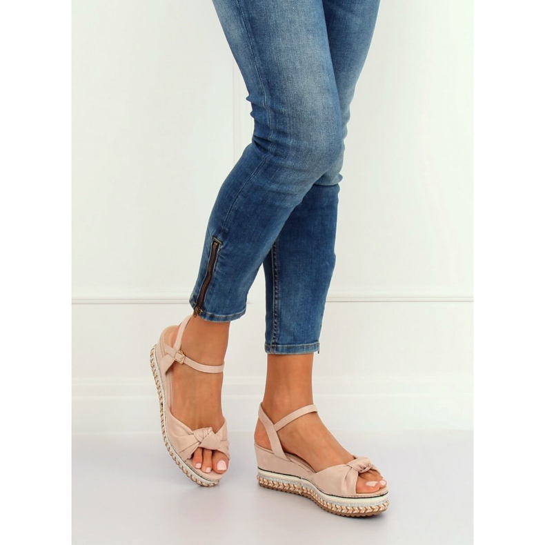 Bež sandale na klin petu B126 Bež 2