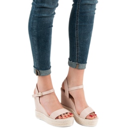 Ideal Shoes Elegantne sandale na klin bež 2