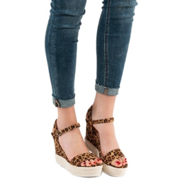 Ideal Shoes Elegantne sandale na klin smeđa 2