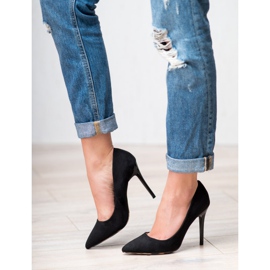 Erynn Crpke na pin crno 1