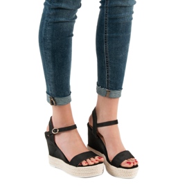 Ideal Shoes Elegantne sandale na klin crna 2