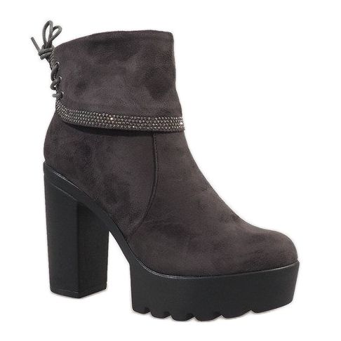 Izolirane sive čizme na stupu S80 siva 1