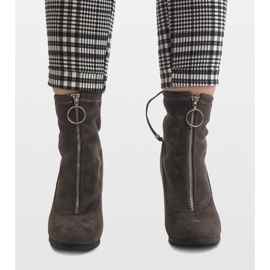 Zelene gležnjače od antilopa na stupu C-7179 zelena 1