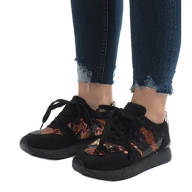 Crne sportske tenisice na klin T025 crna višebojan 1