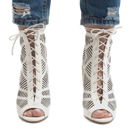 Bijele čizme na pribadači 1610-225 bijela 2