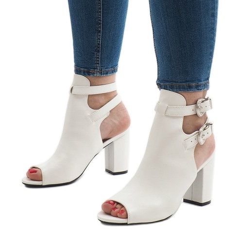 Bijele čizme na postu 173-853 bijela 1