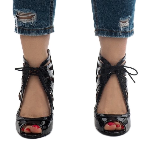 Crne otvorene lakirane čizme C-003 crno 1