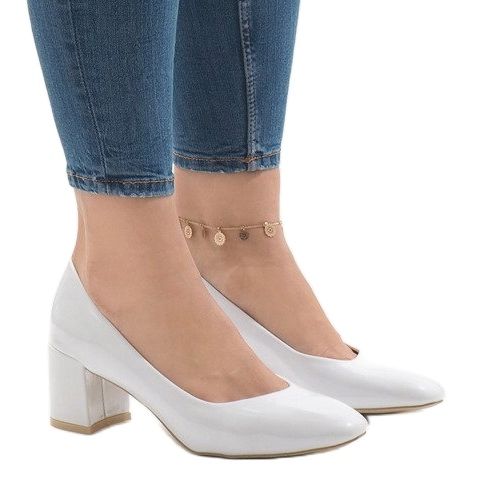 Bijele lakirane crpke na stupu 7501-1 bijela 1