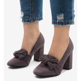 Pumpe od sivog antilopa na stupu N510 siva 1