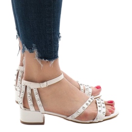 Bijele sandale s visokim potpeticama 77-11 bijela 1