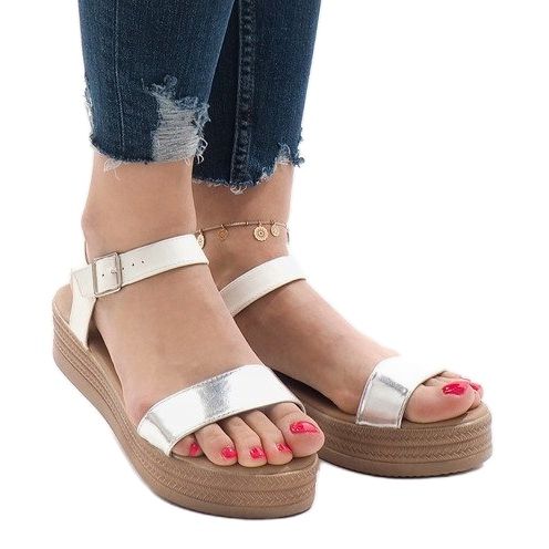 Bijele sandale na platformi 22-07 bijela 1