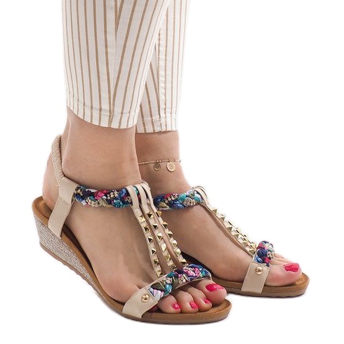 Bež sandale na klin s vijcima B132-5 smeđa raznobojna 1