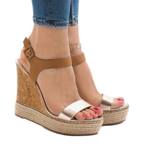 Zlatne lakirane sandale na klin VB76063 zlatna 1