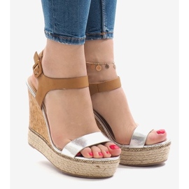 Srebrne lakirane sandale na klin VB76063 smeđa 1