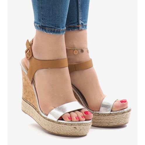 Srebrne lakirane sandale na klin VB76063 smeđa 1