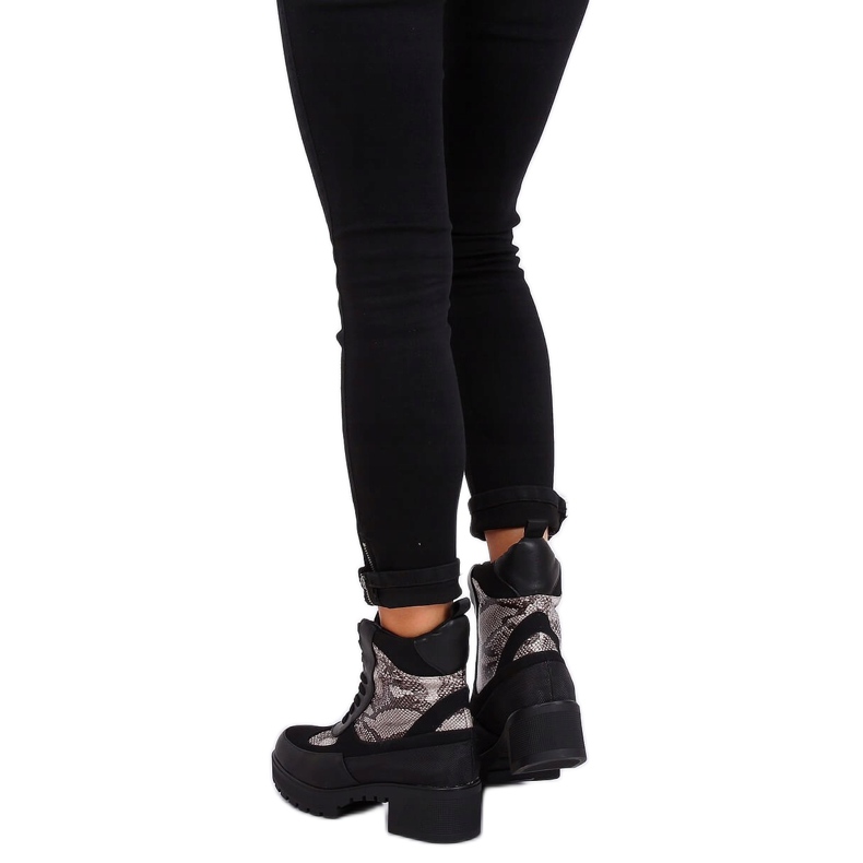 Crne ženske ženske čizme 99-58 Zmijska koža crna 1