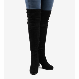 Crne čizme od antilopa na izoliranom stupu R18-17 crno 2