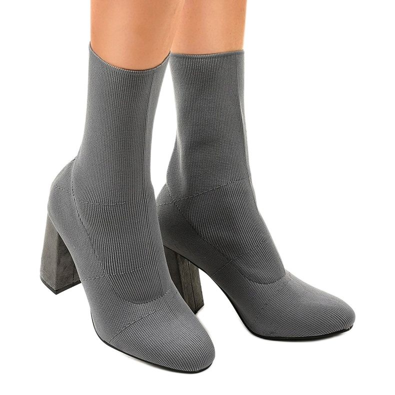 Sive čizme na postu QQ08 siva 1