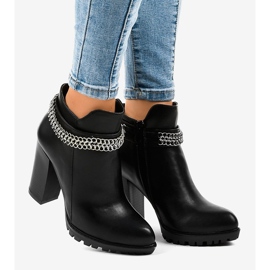 Crne čizme na postolju s lancem 13X992-51A crno 1