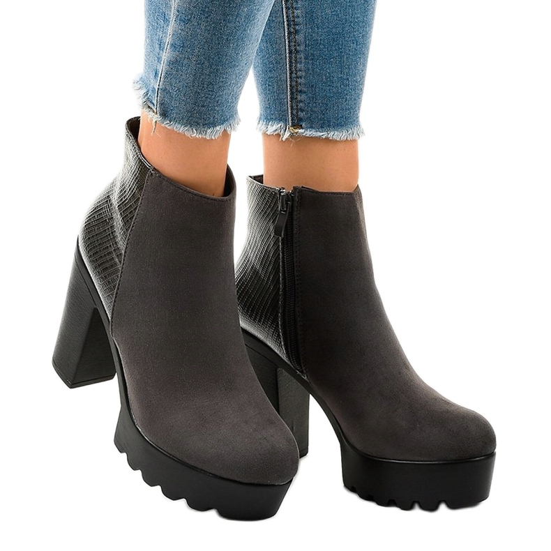 Sive ženske čizme na stupu A371-2 siva 1