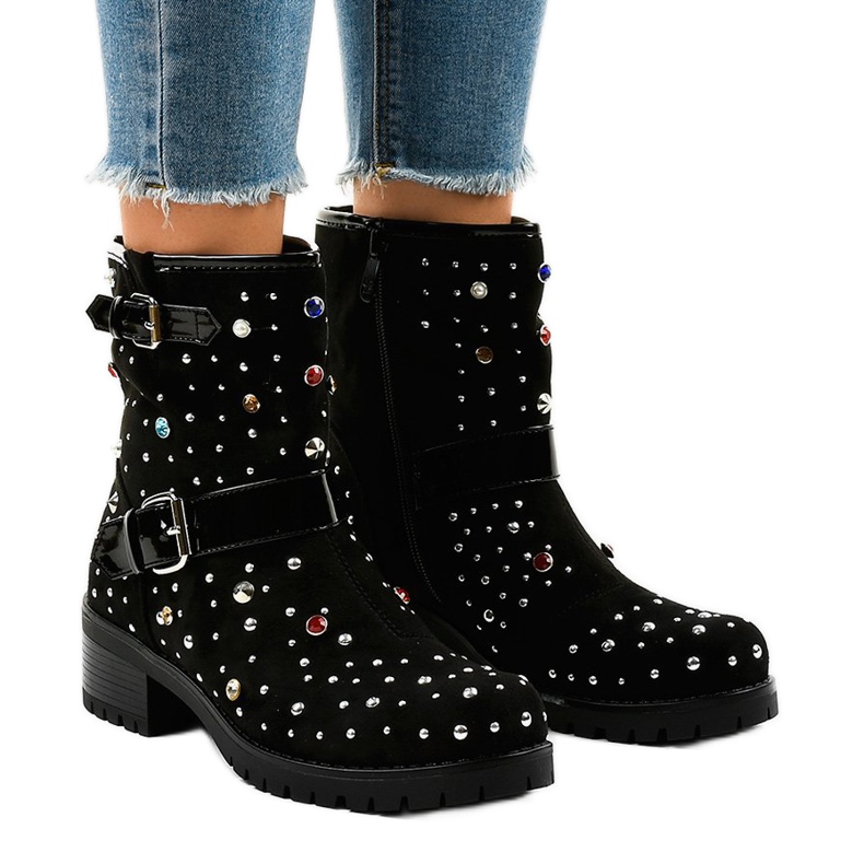 Crne izolirane čizme, bogato ukrašene T185 crno 1