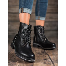 Nio Nio Laced Workers On A Post crno 1