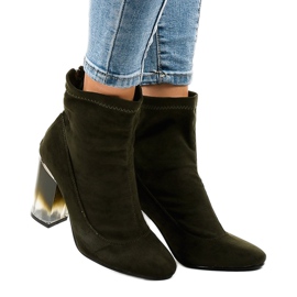 Zelene gležnjače od antilopa na stupu H8-93 zelena 2