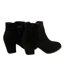 Crne izolirane čizme na stupu A8123 crno 2