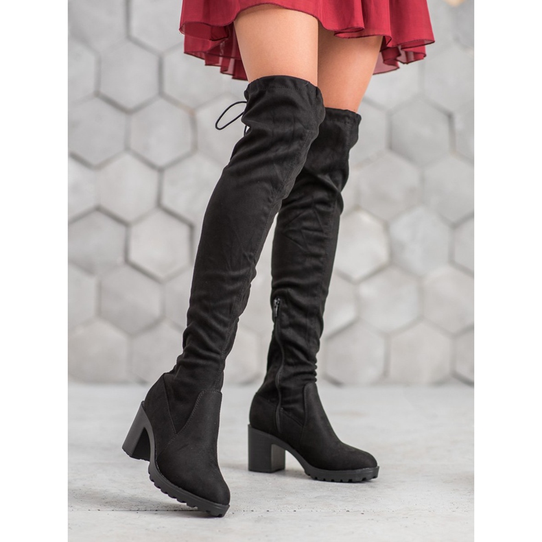 Small Swan Mušketiri od antilopa na stupu crna 1