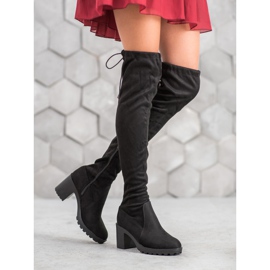 Small Swan Mušketiri od antilopa na stupu crna 2