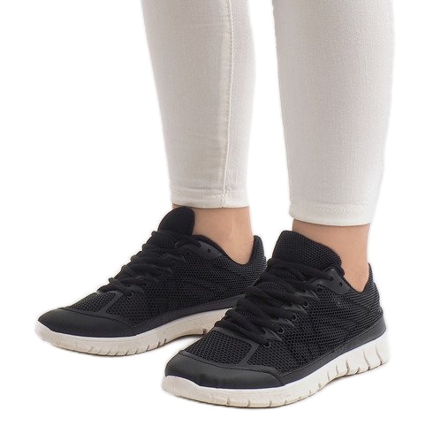 Crne sportske tenisice s mrežicom X-18 crna 1