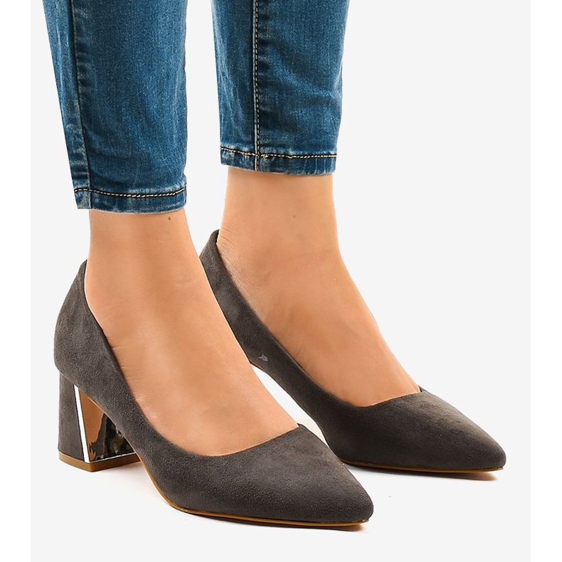 Sive pumpe od antilopa na stupu L439 siva 1