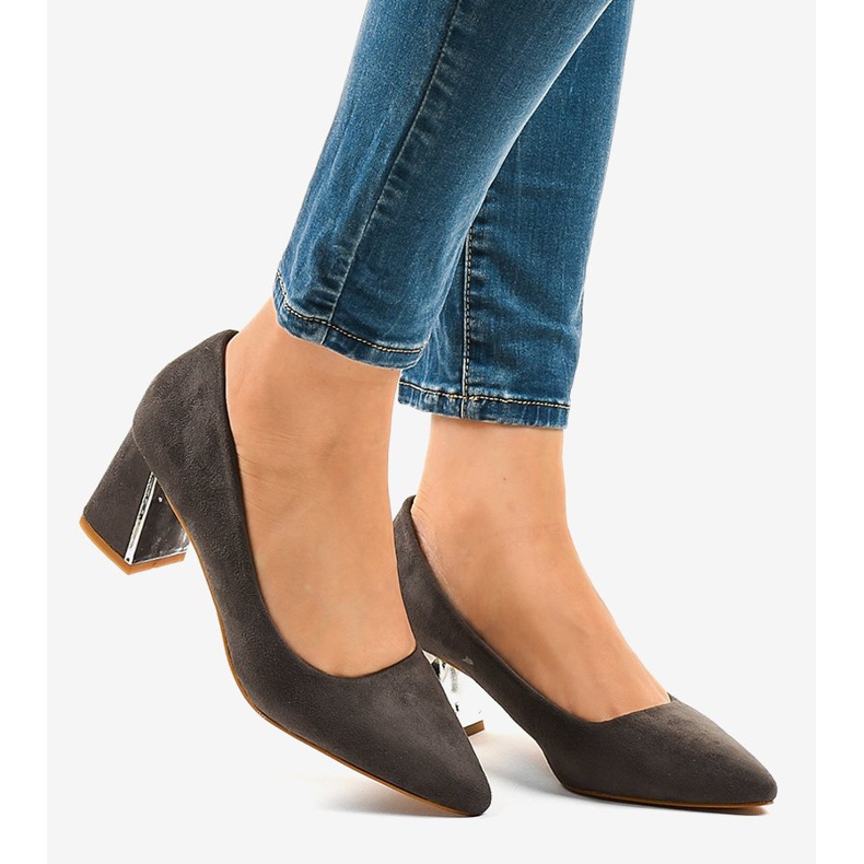 Sive pumpe od antilopa na stupu L439 siva 2