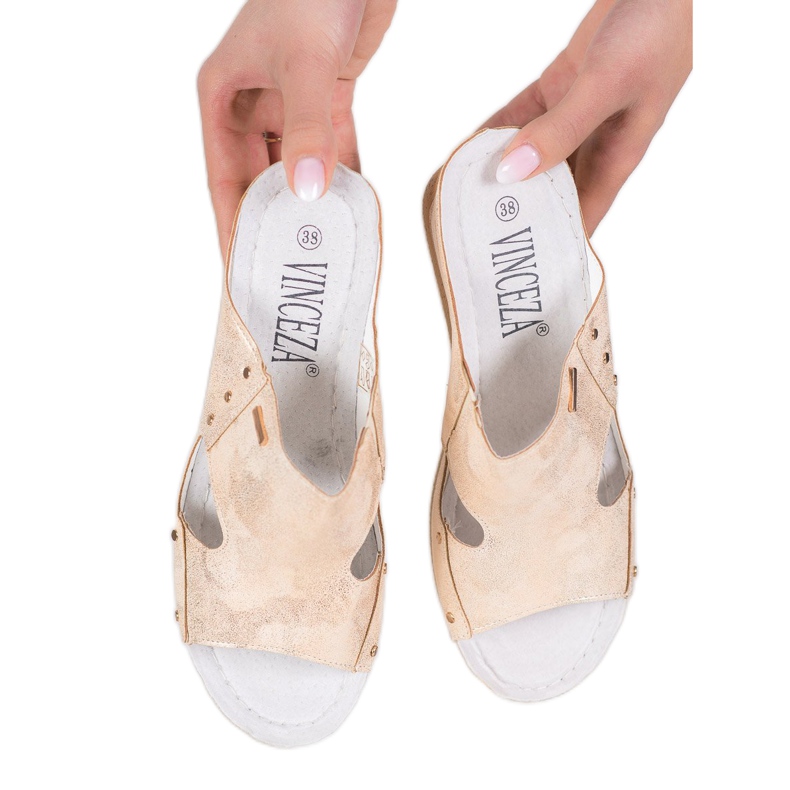 VINCEZA sandale na klin zlatni 2