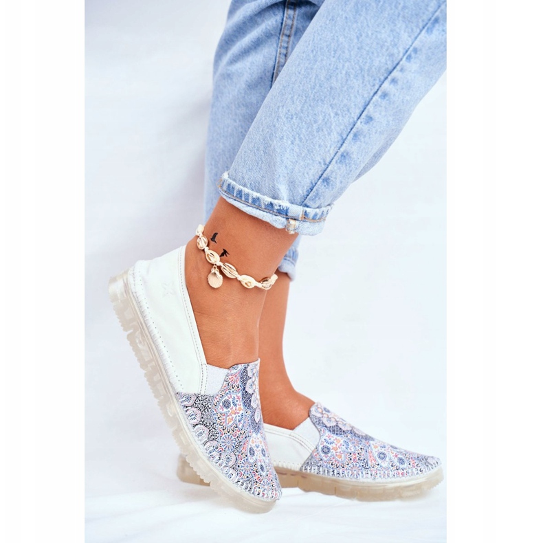 Ženske hlače Maciejka Kožne natikače bijele 03512-46 bijela višebojan 2