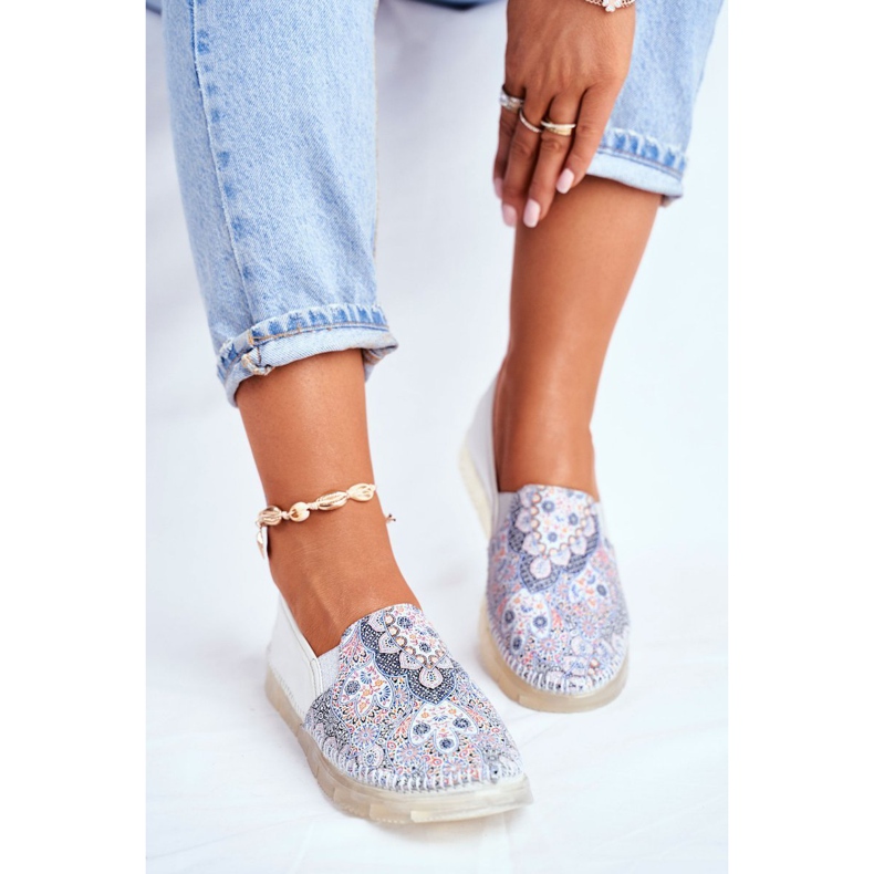 Ženske hlače Maciejka Kožne natikače bijele 03512-46 bijela višebojan 1